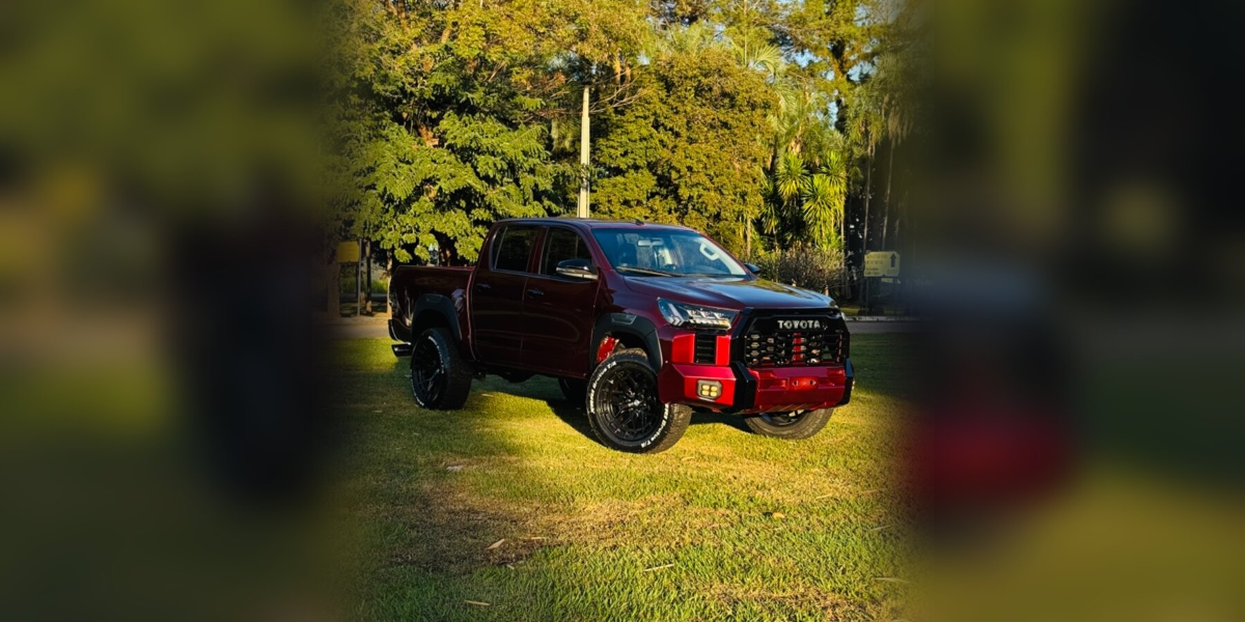 Toyota Hilux cabine dupla vermelho rubi com dianteira inspirada na Tundra - Visão Principal