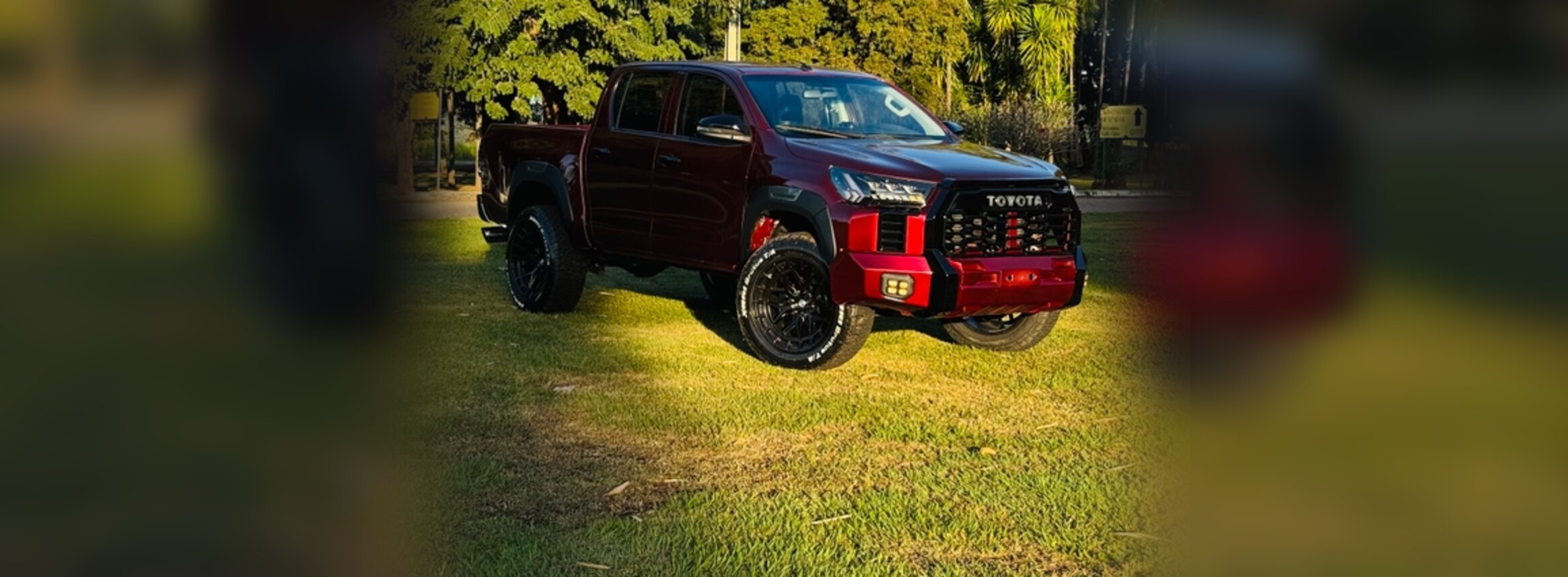 Toyota Hilux Tundra Rubi estacionada sobre o gramado
